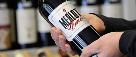 Bild zeigt das Etikett einer Weinflasche als Anwendungsbeispiel von Druckfarben für Etiketten.