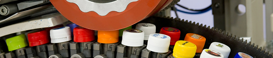 Bild zeigt einen Druckvorgang auf Flaschenverschlüssen als Beispiel für die Anwendung von Druckfarben für die Getränkeindustrie.
