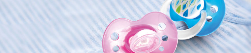 Bild zeigt zwei Babyschnuller als Beispiel für die Anwendung von Druckfarben für Baby- und Kinderartikel.