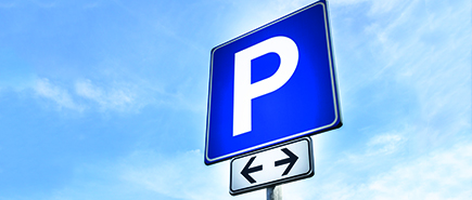  Bild zeigt das Verkehrsschild Parken als Anwendungsbeispiel von Druckfarben für Schilder und Informationssysteme.